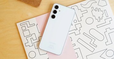 Лучшие смартфоны среднего класса 2024 года: обзор моделей Samsung, Motorola, Google (видео)