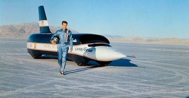 Разгоняется до 966 км/ч: на аукцион выставили впечатляющее реактивное авто 60-х (фото)