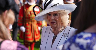 Прямо з корони: королева Камілла зʼявилася з особливою брошкою (фото)