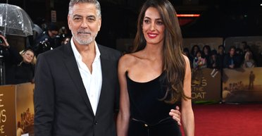 Амаль Клуні з'явилася на публіці в розкішному оксамитовому костюмі (фото)