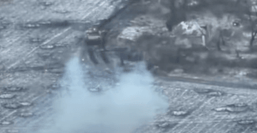 Украинская БМП M2 Bradley выдержала удар ПТРК в боях за Авдеевку (видео)