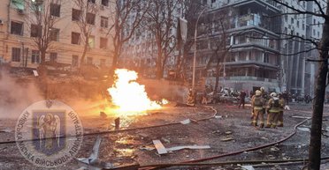 Баллистический обстрел Киева: КГВА и спасатели сообщают о жертвах, Кличко отрицает (фото)