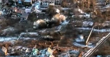 "Прямое попадание": ВСУ двумя выстрелами уничтожили российскую гаубицу Д-20 (видео)