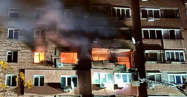 Россияне ударили по нескольким районам Днепра: горят квартиры и магазин (видео)