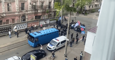 Фестиваль квір-кіно у Києві: спалахнула сутичка між поліцією та мітингарями проти ЛГБТК+ (відео)