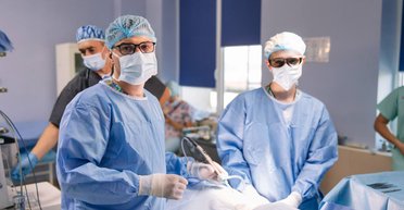 Лікарям планують підняти зарплату: скільки вони зможуть отримувати в Україні (відео)