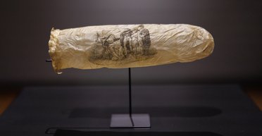 Религиозный подтекст: в музее Амстердама показали 200-летний презерватив с пикантным рисунком (фото)