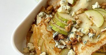 Неймовірно смачно і стильно: рецепт млинців із грушами та сиром Дор блю (відео)