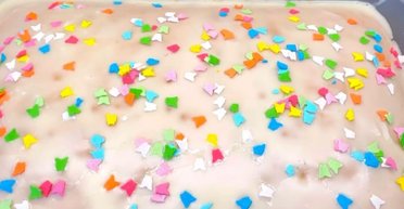 Ніжний, соковитий і пухкий: рецепт бісквіта з фантою (відео)