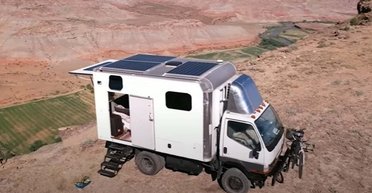 Сделай сам: самосвал Mitsubishi превратили в уютный автодом для бездорожья (фото, видео)