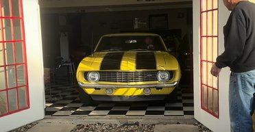 Простоял 53 года в гараже: обнаружен культовый спорткар за $100 000 в новом состоянии (видео)