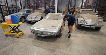 В заброшенном автосалоне обнаружили классические Volkswagen в новом состоянии (видео)