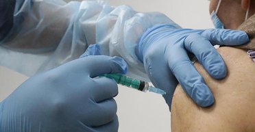 Ярмарка тщеславия. К чему показуха с вакцинацией знаменитостей, когда прививки нужны старикам