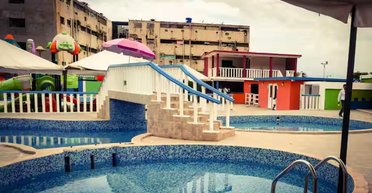 В тюрьме Венесуэлы осужденные настроили себе бассейны и рестораны и завели фламинго (фото)