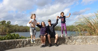 Без орендної плати та рахунків: сім'я, яка "потопала в боргах", продала будинок і стала кочівниками