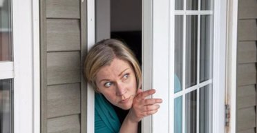 Жінка помітила рух біля басейну і була вражена тим, хто проник на задній двір (відео)