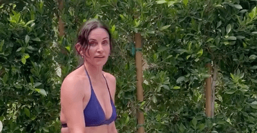 59-річна Кортні Кокс показала фігуру в бікіні (відео)