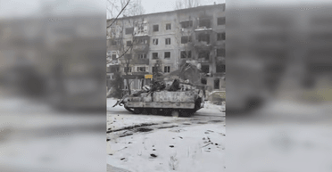 Продолжаются последние бои: россияне на трофейной технике разъезжают по улицам Покровска (видео)