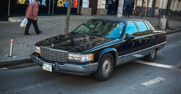 Гость из 90-х: в Киеве замечено редкое роскошное американское авто (фото)