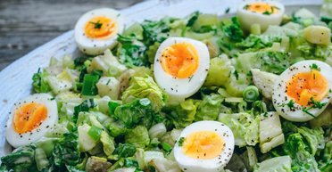 Салат из картофеля с маринованным сельдереем: рецепт освежающего блюда