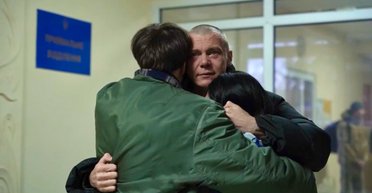 "Каждый день мечтал": пограничник встретился с семьей спустя почти 2 года плена (видео)