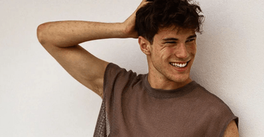 Набридло зіркове життя: "найкрасивіший чоловік" Італії кинув усе і став священником