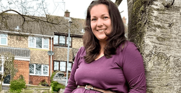 Жінка носила одну й ту саму сукню 100 днів: навіщо вона це зробила (відео, фото)