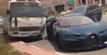 Эксклюзивный Bugatti за $3,8 миллиона попал в нелепое ДТП с маршруткой (видео)
