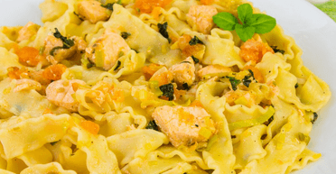 Макарони із сьомгою та помідорами: швидка та ситна вечеря за кілька хвилин