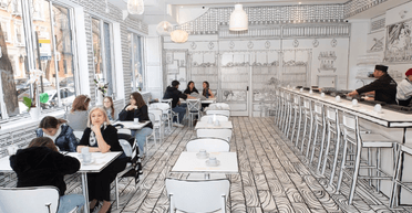 Хозяин ресторана сделал ремонт: теперь заведение выглядит как черно-белый комикс (фото, видео)