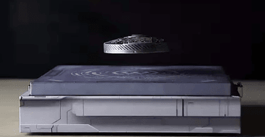 Похожа на НЛО: работники монетного двора создали первую в мире летающую монету (видео)