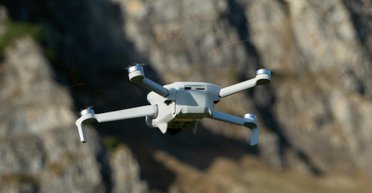 Дроны с ИИ, летящие на дым: инженеры разработали необычный рой БПЛА (видео)