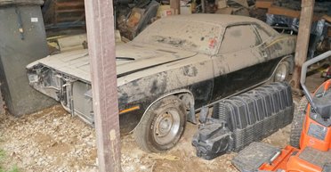 Раритети серед мотлоху: виявлено покинуту колекцію спортивних ретроавто (відео)