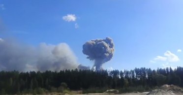 Хранилось 264 тысячи тонн ракет и боеприпасов: в РФ взрывается и дымит арсенал ГРАУ МО, — соцсети (видео)