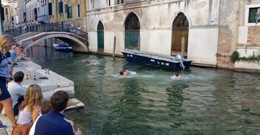 Парочке туристов запретили въезд в Венецию: чем они провинились (видео)