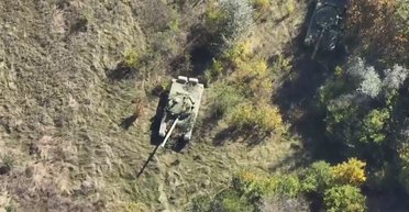 "Фальшивка як й уся путінська порода": оператори дронів показали "танки" росіян (відео)