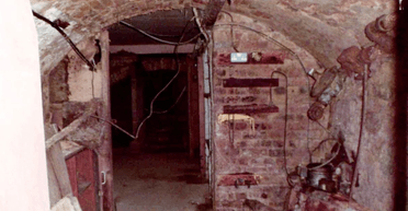 Скрывает тайну: яма в дороге позволила найти древние туннели под городом (фото)