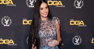 Точно принимает "Субстанцию": Деми Мур в эффектном наряде поразила юным обликом