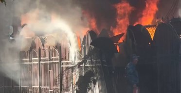 РФ атаковала центр Сум: ударили по рынку, на месте масштабный пожар (видео)