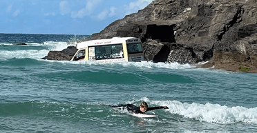 Драматичний порятунок: фургон із морозивом на пляжі змило в море (фото)