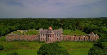 В лесах Британии прячется дворец за 41 миллион фунтов: почему его так и не достроили (видео)