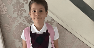 Почав "експериментувати": 7-річний хлопчик ходить до школи в одязі для дівчаток (фото)