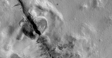 Виявлено перший ударний кратер на супутнику Юпітера Іо: вважалося, що їх там немає (фото)