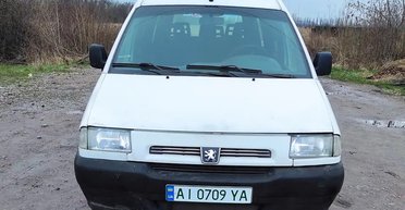 В Украине обнаружен нестандартный электромобиль Peugeot Expert 2000 года (фото)