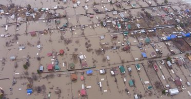 Безрезультатно взрывали лед на реке: в РФ начало затапливать уже третий город (видео)