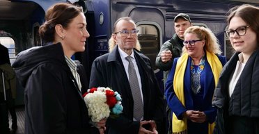 До Києва приїхав очільник МЗС Норвегії: з ким зустрінеться та про що говоритиме