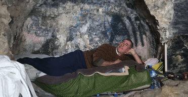 Два роки в печері: чоловік не хоче повертатися до звичайного будинку після землетрусу (фото)