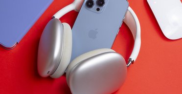 Лучшие техно-подарки на День влюбленных: модные смартфоны, повербанки, наушники (фото)