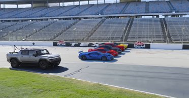 Результат здивував: пікап Hummer порівняли із суперкарами в перегонах по прямій (відео)