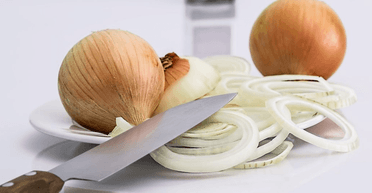 Математики вывели лучший способ нарезки лука: они запрещают делать горизонтальные надрезы